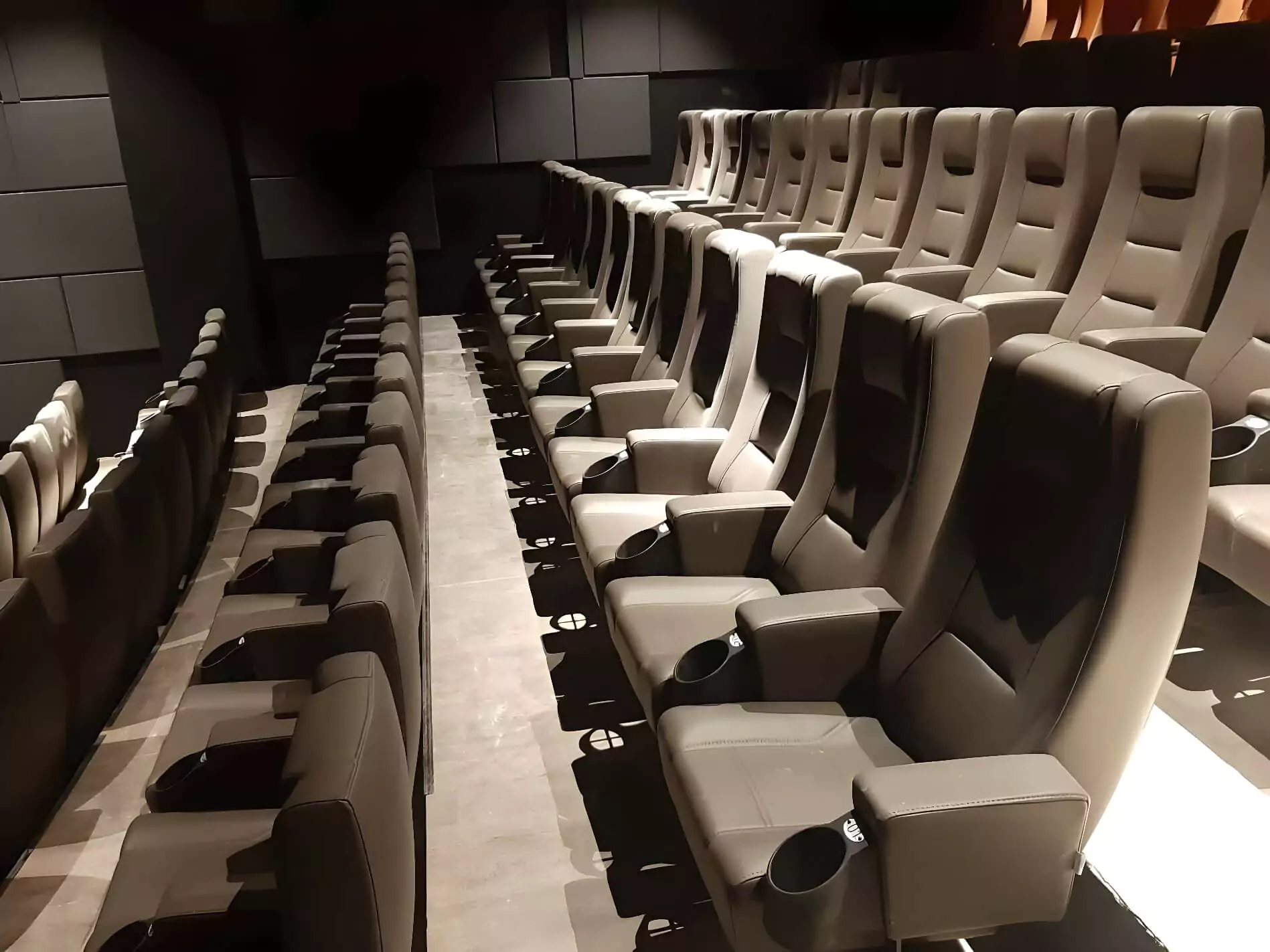 Bardaklıklı Sinema Koltuğu